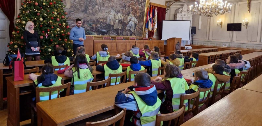 Деца припремне групе вртића Невен били су у посети код градоначелника